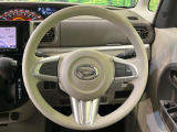 インテリアに合わせたデザインのステアリングは、運転される方のことも考え、運転しやすい形状、大きさです。是非一度、実際に触ってお確かめください。