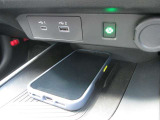 Qi規格対応スマートフォンのワイヤレス充電器装備です。お手軽に充電ができます
