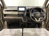 車内は光触媒抗菌消臭施工済です。スタイリッシュなデザインで暖かみのあるインパネ周りを演出します。グローブボックスやカップホルダーのほかにトレーなどたくさんの収納スペースが装備されています。