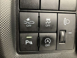 コーナーセンサーを車の前後に装備。障害物までの距離に応じて警告音を変えてお知らせ。縦列駐車時や駐車場・車庫などでの取り回しをサポートします。詳細は販売店スタッフまでおたずねください。