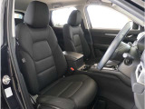【清潔感のある運転席&助手席】隅々までクリーニングの行き届いた運転席&助手席。目立ったシミや汚れ等もございません。快適なドライブをどうぞ。