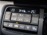 【オートエアコン】温度を設定すれば自動で快適な車内温度を保ちます。エアコン内部の高性能脱臭フィルターで車内のアレルゲンや花粉を除去。