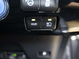 カラーヘッドアップディスプレイ付き。少ない視線移動で情報を確認できるので、運転の疲労軽減に繋がりますよ♪