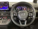 【ハンドル】運転にかかわる様々な操作を安全に行えるように視点移動が少なく操作性に配慮されたスイッチ類が凝縮されたコックピットです。