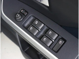 運転席ドアにはパワーウィンドウスイッチが集約され、ドアミラー調整スイッチも装備!1か所で簡単に操作が可能です!