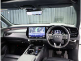 デザインもよく、居心地のよい運転席ですね。分かりやすいスイッチ類ですから操作もしやすく運転をサポートします。