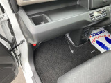助手席の足下画像になります。