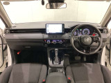 車内は光触媒抗菌消臭施工済です。インパネ周りはスタイリッシュなデザインです。グローブボックスやカップホルダーのほかにトレーなどたくさんの収納スペースが付いています。