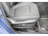運転席パワーシート。シートリフター、前チルト、前後スライド、リクライニング、ランバーサポートの調整を電動化。最適なポジションを提供します。
