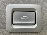 【パワーバックドア】スマートキーや運転席のボタンを押すだけでリアゲートが自動で開閉します!荷物を持っている時や、高い位置にあるバックドアを閉める際に便利な機能です♪