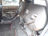 ◆チップアップ&ダイブダウン機構付【ULTR SEAT】は後席座面を左右分割で跳ね上げることができます。トランクで積載できない背の高い荷物をラクラク収納できます。ホンダ車ならではの人気装備です。