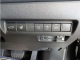 オートマチックハイビームとは、先行車や対向車のライトを認識し、ハイビームとロービームを自動で切り替える機能です。夜道の視界を確保します。詳細は販売店スタッフまでおたずねください。