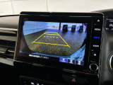 リバースギアに入れるだけで後方の表示へ切り替わります。夜間や雨の日の駐車も楽になりますよ。