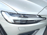 【LEDヘッドライト】明るく眩しいハイビームを先行車や対向車に照射しないオートハイビームを備えたLEDヘッドライト。北欧神話に登場するトールハンマーをモチーフにした、一目でボルボとわかるデザイン。