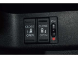 電動スライドドアは運転席からでも操作できるように、ハンドル付近に開閉の操作スイッチがついています。
