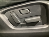 運転席にはパワーシートを装備!シート位置を記憶するメモリー機能付きなのでご夫婦で2名分セットすると便利です♪