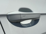スマートエントリーシステムで、キーを取り出すことなくスムーズに施錠・解錠が可能です。