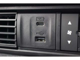 ドライブの時間をスマートフォン等の充電時間に。運転席からも助手席からも使いやすい位置に、急速充電対応タイプのUSBジャックを設けました。