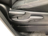 運転席シート座面は上下アジャスター付きです。お好みの位置に調整可能です。