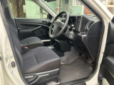 オーソドックスなシート形状で質感が良くリラックスして運転出来ます!