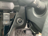 インテリジェントキーのプッシュスタートスイッチです。エンジンの始動はブレーキペダルを踏みながらこのスイッチを押すだけで始動できます