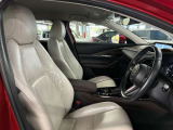 運転席の画像です。足元やシートまわりに余裕があり、リラックスした姿勢で運転が可能です。視界も良好で操作系へのアクセスもしやすく、快適で安心感のあるドライブをサポートします。