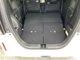 後席の操作がしやすく、荷物の量や大きさに合わせてスムーズにシートアレンジが行えます。