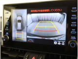 後方の見える安心をお届けするバックモニター付:バックするときのアシストラインもあって楽々バック!車庫入れや縦列駐車をサポートし、苦手な駐車も安心です!今やもう手放せない装備ですネ♪