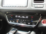オートエアコンは左右席で独立温度コントロールが可能です。運転席はキンキンに冷やして助手席はマイルドにと言った設定が可能です☆暑さ寒さでケンカすることもなくなりますね♪