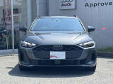 【ブラックStyle】シングルフレームグリルはAudiの象徴的なデザイン要素であり、一目でAudiとわかるスタイル、大きくて迫力のある形状が車のスポーティな印象を強調しており、魅力的なデザインとなっています。