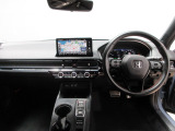 ドライバーを包み込むように、ディスプレーやスイッチ、コンソールを配置。座った瞬間から運転への期待が。空間そのものの心地よさにこだわっています。