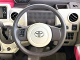 インテリアに合わせたデザインのステアリングは、運転される方のことも考え、運転しやすい形状、大きさです。是非一度、実際に触ってお確かめください。