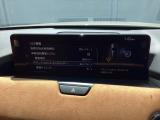 ブラインド・スポット・モニタリング (BSM) は、自車の後方から接近する車両の存在を知らせることにより、車線変更時の後方確認を支援するシステムです。