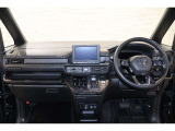 操作性に優れた運転席となります!小物入れや各ボタンの配置にこだわり、使いやすいです!座り心地もよく視認性も良好なのでロングドライブもお任せ下さい!