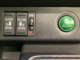 リアドアは乗り降りに便利な両側電動スライドドアです。また運転席に座っていながらスイッチ操作で自在にスライドドアを開け閉めできます。燃費に役立つECONボタンもここです。