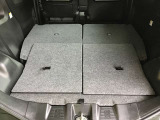 リヤシートを倒すと大きな荷物も搭載可能です。