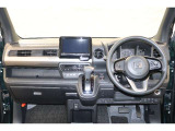 操作性に優れた運転席となります!小物入れや各ボタンの配置にこだわり、使いやすいです!座り心地もよく視認性も良好なのでロングドライブもお任せ下さい!