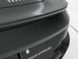 リアの跳ね馬エンブレムはマットブラックカラーでございます。