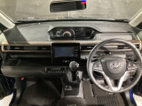 広いガラスエリアと相まって明るい運転席まわり。視界も良好で運転しやすい!