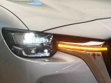 【LEDヘッドライト】悪天候や夜間走行時も良好な視界を確保し安心して運転できる高輝度LEDヘッドライトを装備!点灯速度が早く、消費電力も抑えられています。