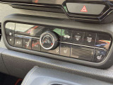 【オートエアコン】一度お好みの温度に設定すれば、車内の温度を検知し風量や温度を自動で調整。暑い&hellip;寒い&hellip;と何度もスイッチ操作をする必要はありません。快適な車内空間には必須の機能ですね♪