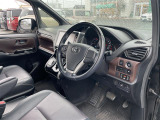 【運転席】座り心地が良いシートなので長時間の運転でも快適にお過ごしいただけます。新品のフロアマットのご注文も可能です。掲載箇所以外にご希望の写真がございましたらお気軽にお問い合わせ下さい。