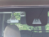 【エマージェンシーブレーキ】走行中に前方の車両等を認識し、衝突しそうな時は警報とブレーキで衝突回避と被害軽減をアシスト。より安全にドライブをお楽しみいただけます。