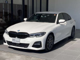 アルピンホワイトのボディカラーがBMWらしいスポーティな印象を際立たせ、飽きのこないデザインに仕上がっています。