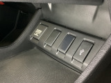 アクセサリーソケットはUSBのアダプターなどをつければ、スマホの充電にも使えます。横にはナビゲーション用の外部入力可能なUSB端子がついており、周辺には物が置けるトレーがついています。