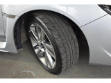 タイヤサイズは225/45R18です