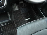 Honda認定中古車に新品の純正フロアマットを装着しました。気分よくドライブをお楽しみいただけます♪