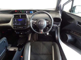 革巻きステアリングで快適な操作性の運転席です。