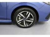 215/50R17のタイヤサイズです。タイヤ残量もしっかりございます。