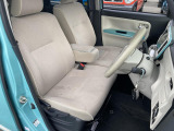運転席シート廻りは使用感も少なく、良好な状態となっています。前オーナー様が丁寧に使っていたことがよくわかりますね。